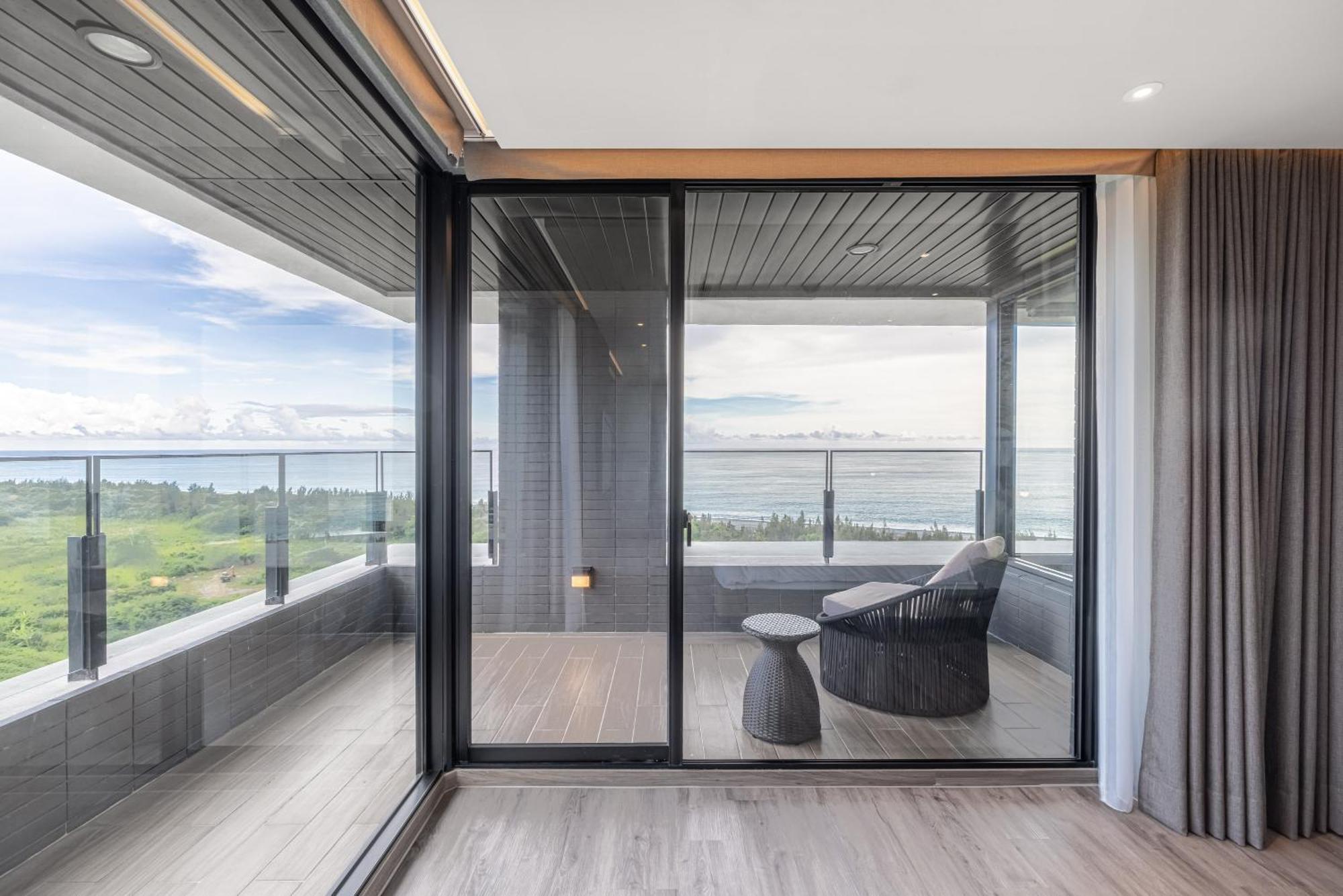 Lakeshore Hotel Hualien Taroko Shunan Room photo A sliding door